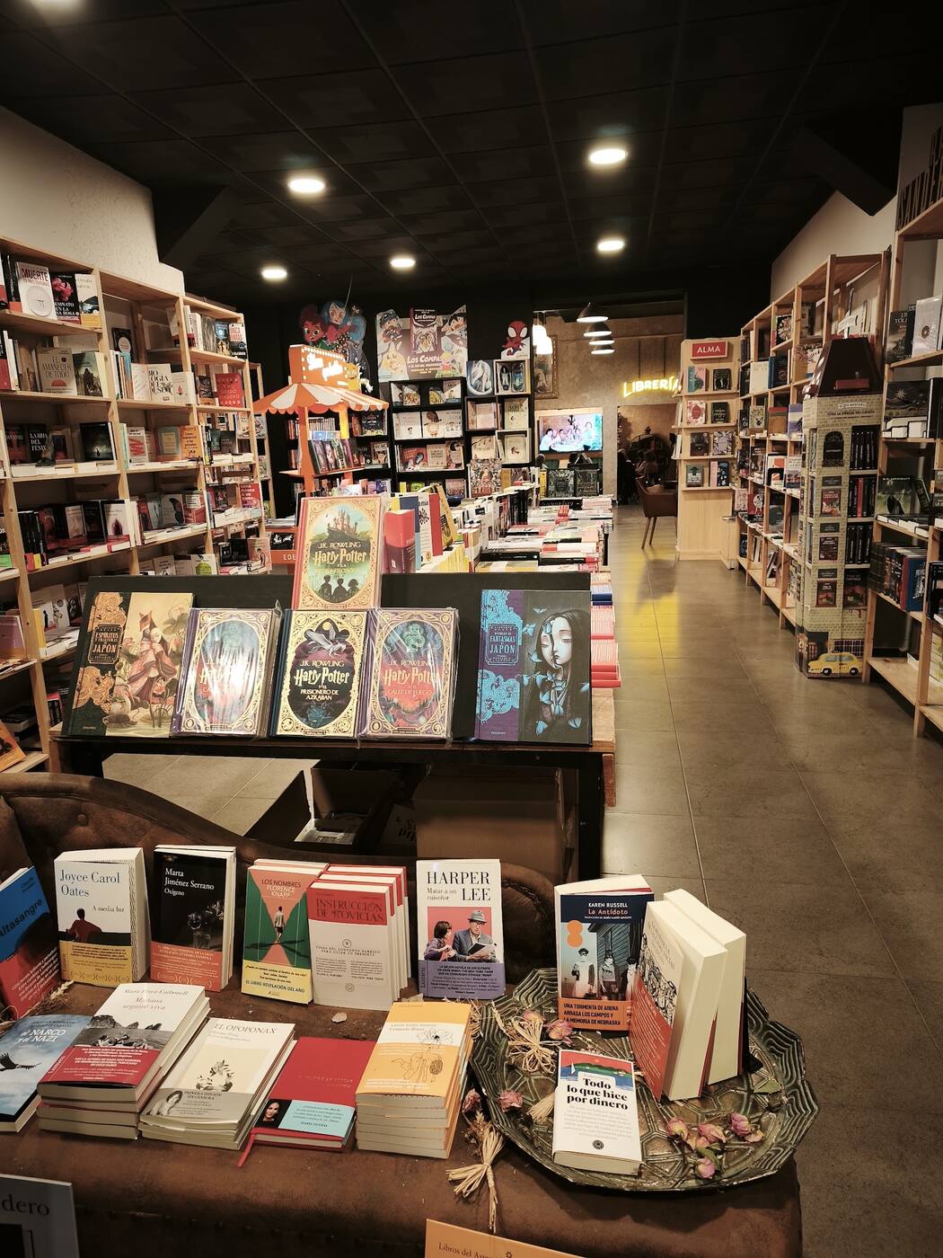 La sala de C/ Sueca con la mesa de novedades en primer plano
