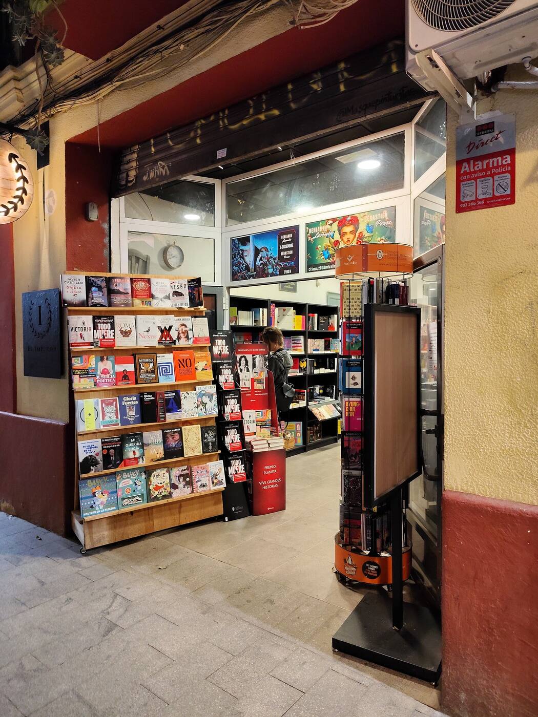 La entrada de la librería, con los expositores asomando a la calle